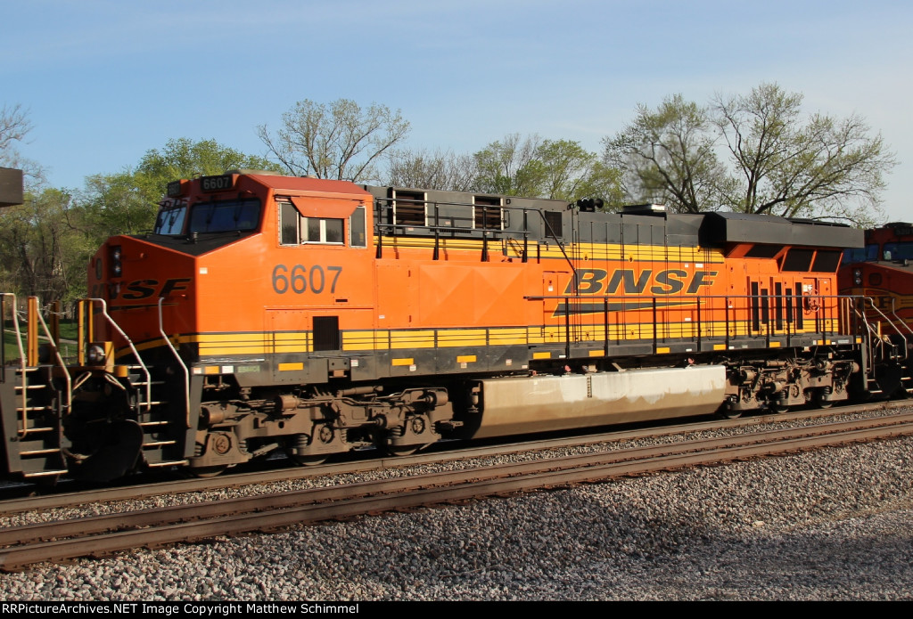 BNSF 6607